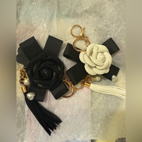 Camellia White Floral Keychain - Picture 1 of 7